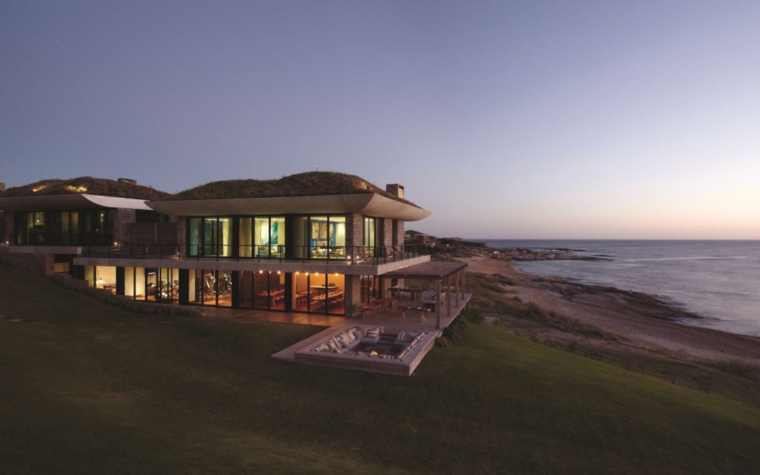 Cómo es el lujoso hotel uruguayo que está entre los mejores del mundo: playa, tres suites y mucho diseño